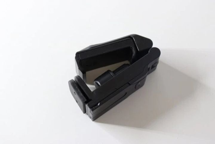 コンパクトに折りたたまれたスマホホルダー
