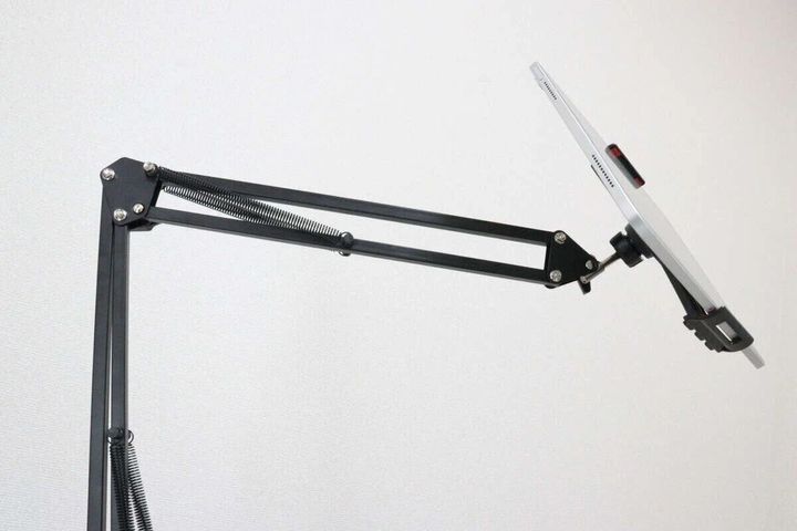 多関節アームにタブレットを固定した状態