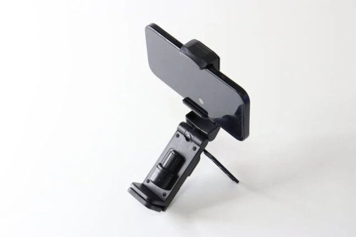スマホを横向きに固定した卓上スマホホルダー