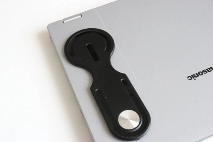 ノートパソコン背面にスマホホルダーを装着