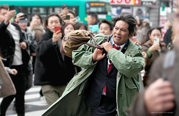 撮影は、約400名のエキストラに追われながら新宿の街を疾走する、大迫力のシーンでスタートした