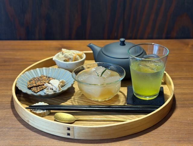 生姜香る冷やし飴がけ もっちり天然水わらび餅＆つゆひかり冷茶セット 1,950円（9月28日までの提供予定）