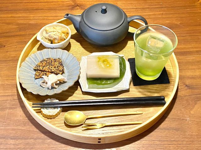 甘酸っぱい青梅ゼリーと生姜白あん水ようかんの二層仕立て＆つゆひかり冷茶セット1,950円（8月末までの提供予定）