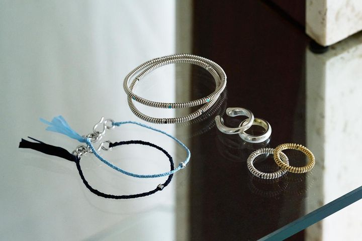 画像: 【PLOW】左から：コードブレスレットPure Silk Bracelet 1 Diamond - Silver -各¥36,300、シルバーバングルSpring 4 Stone Bangle Onyx -Silver-¥56,100、Spring 4 Stone Bangle Turquoise -Silver-¥56,100、リングHorseshoe Ring -Silver-¥22,000、リングDROP RING¥22,000、リングSpring 6 Stone Ring Onyx -Silver-¥55,000、リングSpring 6 Stone Ring Diamond -Gold-¥84,700 plow-jewelry.jp