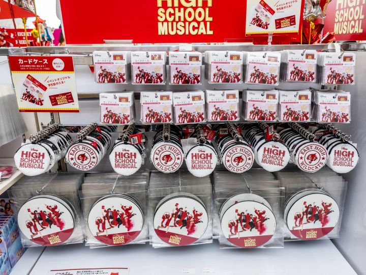 ディズニー・チャンネル「ハイスクール・ミュージカル20周年 ザ・フェスティバル」 カードケースと丸型ポーチ