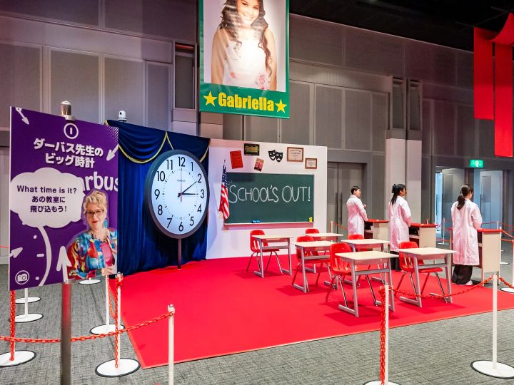 ディズニー・チャンネル「ハイスクール・ミュージカル20周年 ザ・フェスティバル」 ダーバス先生のビッグ時計