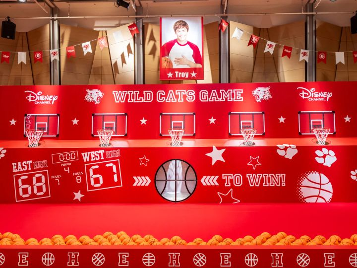 ディズニー・チャンネル「ハイスクール・ミュージカル20周年 ザ・フェスティバル」 ワイルドキャッツゲームのバスケットゴール