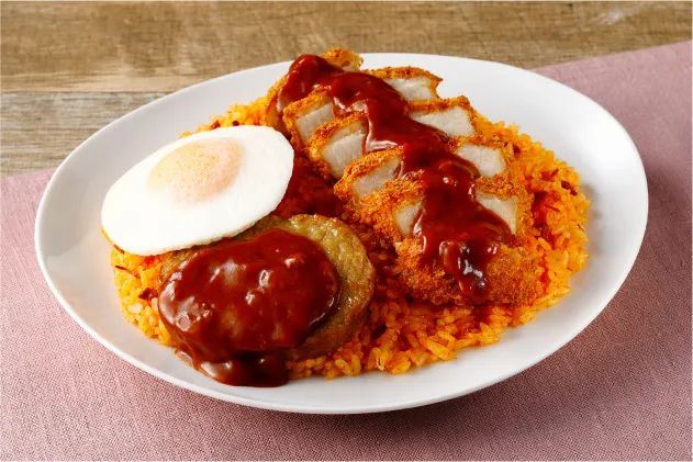 【まちかど厨房】「まん福洋食ミックス＆チキンライス弁当」の盛り付け