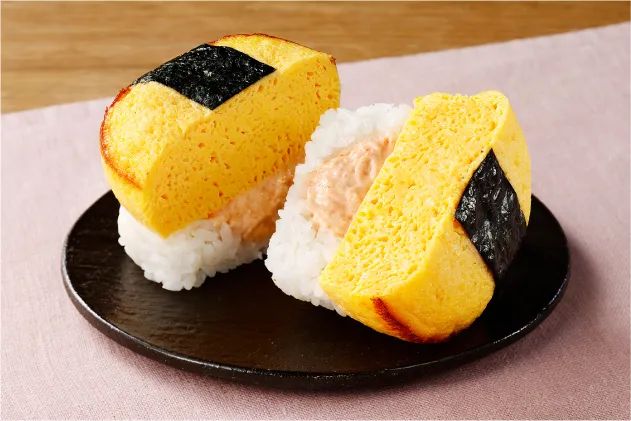 「ご飯より重い！厚焼き玉子の明太マヨネーズおにぎり」の断面