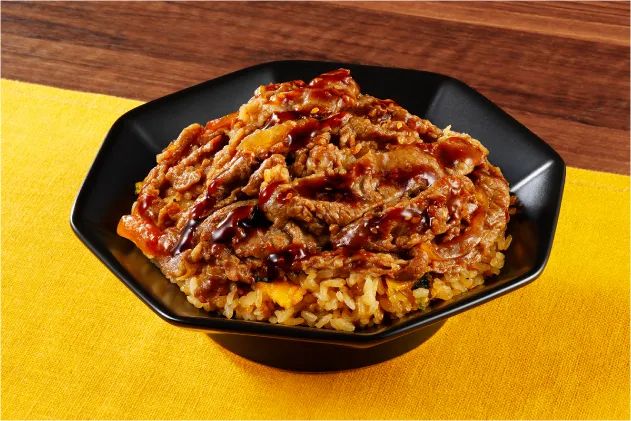 「肉まみれ！牛焼肉炒飯（焙煎にんにくたれ味）」のたれと肉