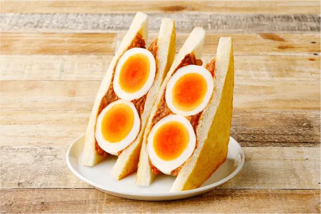 「無敵のデュオ！トンデモたまごのキーマカレーサンド」の断面