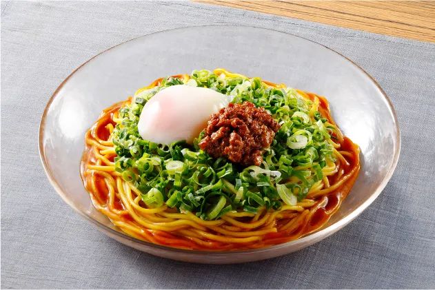 「クセになる刺激！くにまつ監修 冷し汁なし担担麺」の盛り付け