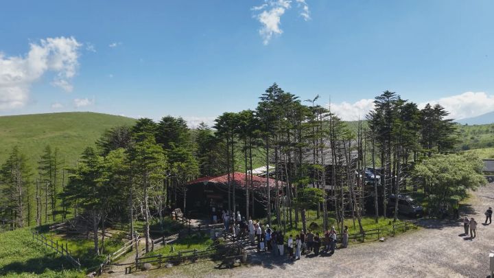 霧ヶ峰高原の山小屋「ころぼっくるひゅって」前に並ぶ登山客の行列