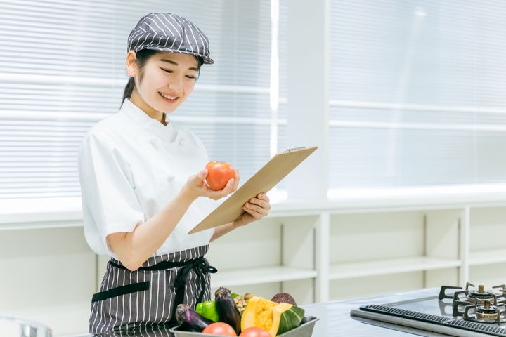 食品衛生責任者｜約6時間の講習で取得、飲食店の開業にも