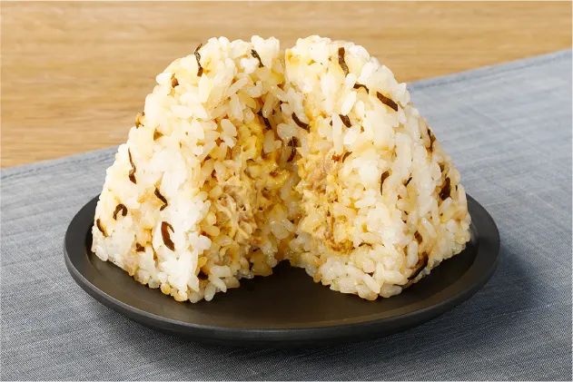 「塩こんぶごはん 牛そぼろと卵黄」のおにぎり
