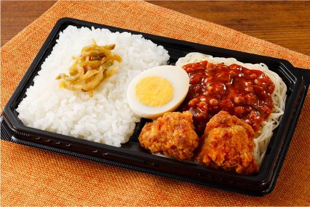 「麻婆ビーフン＆唐揚弁当」の盛り付け