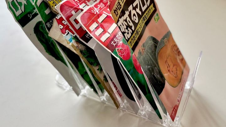  見せる収納で作業もスムーズ！セリアの「ハンカチスタンド」で作るおしゃれな種袋ホルダー
