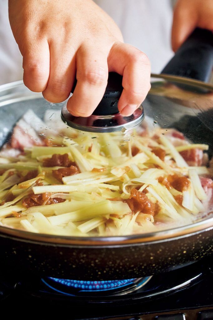 豚バラとセロリの梅塩麹蒸し