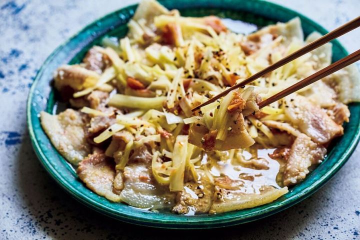 豚バラとセロリの梅塩麹蒸し