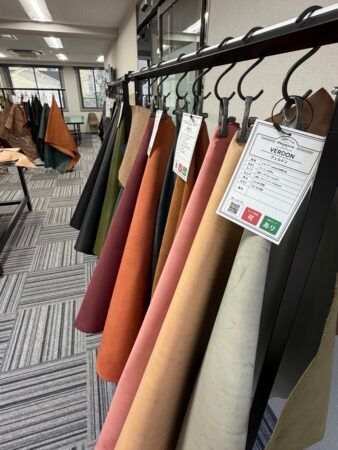 【東京都台東区】レザークラフトフェニックスが常設ショールームをOPEN！実際に革を見て触れる