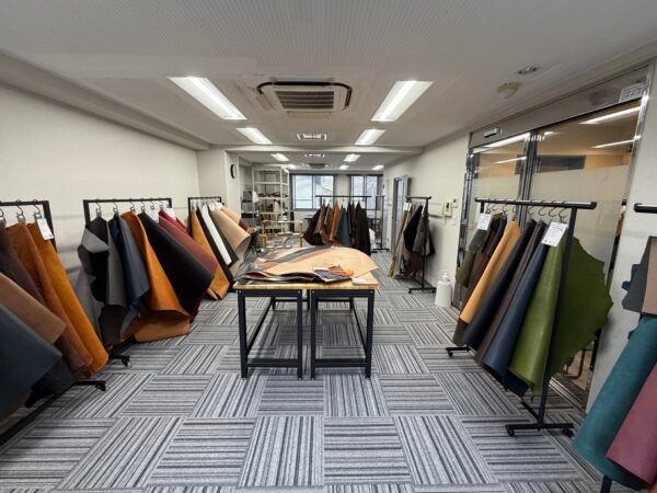 【東京都台東区】レザークラフトフェニックスが常設ショールームをOPEN！実際に革を見て触れる