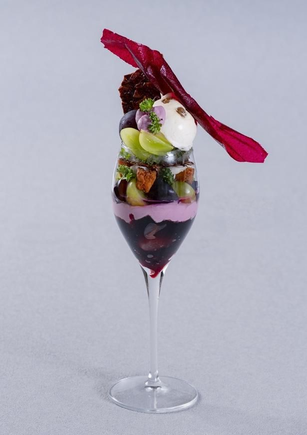 葡萄・ラムとシーザーサラダのパフェ(2400円)