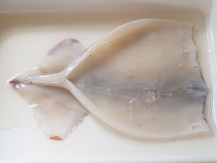 【イカの皮を超簡単にむく方法】なんと『お酢』をかけるだけ！？ツルンと剥がれる裏ワザを試してみた結果は…