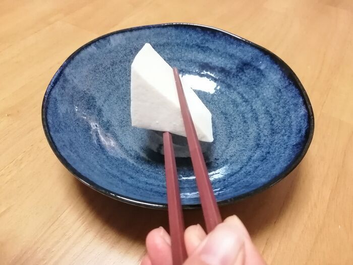 【豆腐の崩れにくい切り方】グチャグチャになりながちな絹ごし豆腐も箸でラクにつかめます♪