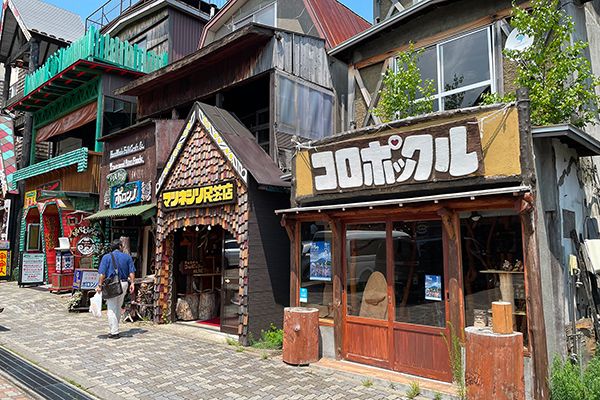 【北海道釧路市】阿寒湖温泉街・湖畔で「阿寒アイヌアートウィーク」開催！共作の大型作品が登場