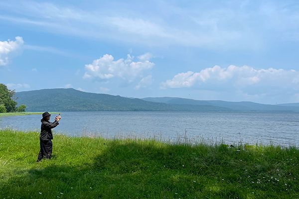 【北海道釧路市】阿寒湖温泉街・湖畔で「阿寒アイヌアートウィーク」開催！共作の大型作品が登場