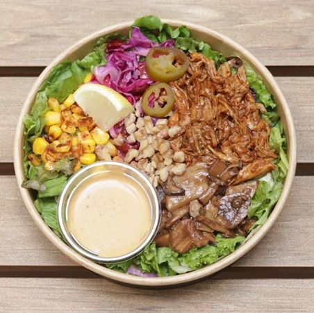 【東京都千代田区・荒川区】キユーピーが野菜の料理家・西岡麻央氏と開発したサラダボウルを「Deli comer」で販売