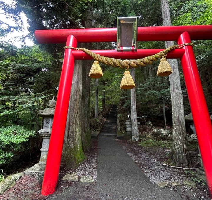 強力なパワースポット「石割神社」