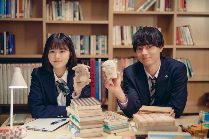 映画『ないものねだりの君に光の花束を』に出演する（左から）原菜乃華、作間龍斗（ACEes） （C）2026『ないものねだりの君に光の花束を』製作委員会 width=