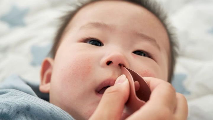 赤ちゃんの鼻をケアする「ごきげんピンセット」
