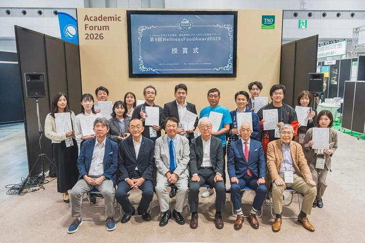 「長命草ナイシスリム」の受賞式で撮影された集合写真