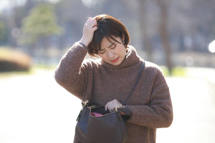忘れ物に気づいた女性