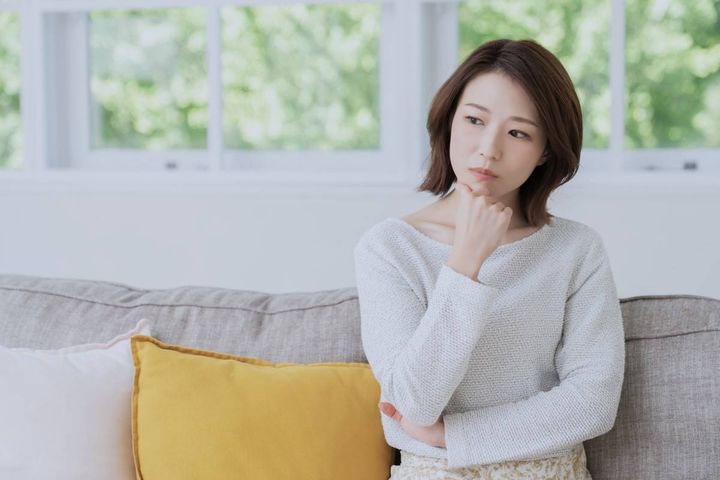 考える女性