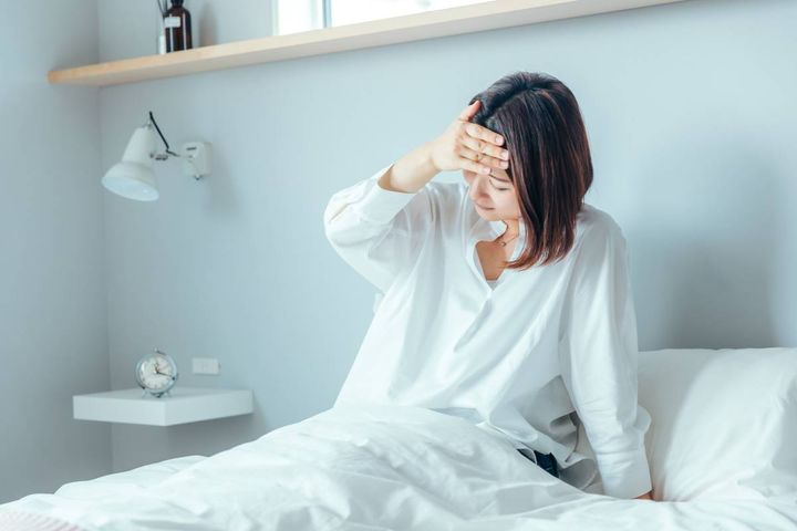 頭を抱える女性