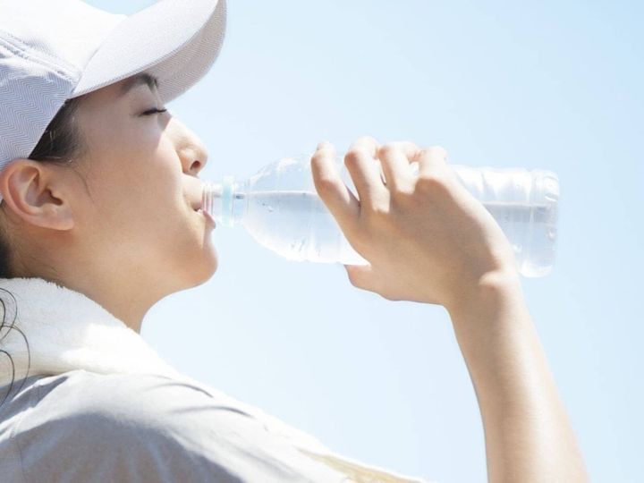 【医師が回答】「スポーツドリンクで水分補給」は健康的なイメージがありますが、少し注意も必要です。ペットボトル1本に含まれる糖質は非常に多く、特に糖尿病などがある場合は危険です。正しい水分補給のコツをご紹介します。（※画像：amanaimages）