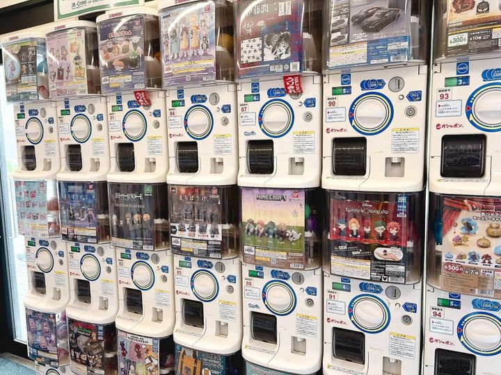 駅の改札前にあるガチャガチャコーナー