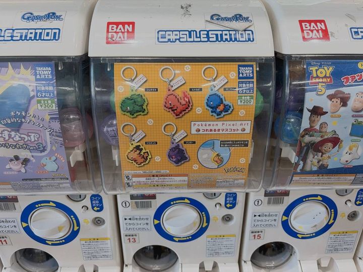 お目当てのガチャガチャ「Pokémon Pixel Art つれあるきマスコット」