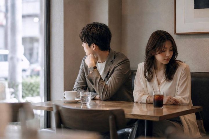 もう彼女との交際は考えられない…。男性の恋心を冷めさせる「女性の行動」