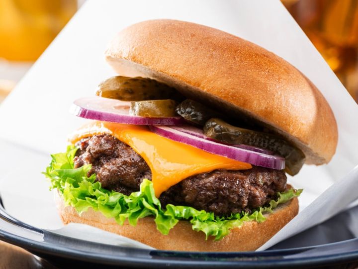 ドムドムハンバーガー公式Xは8月18日、「梨のダブルてりやきバーガー」の再販売を告知しました。（サムネイル画像出典：PIXTAより）