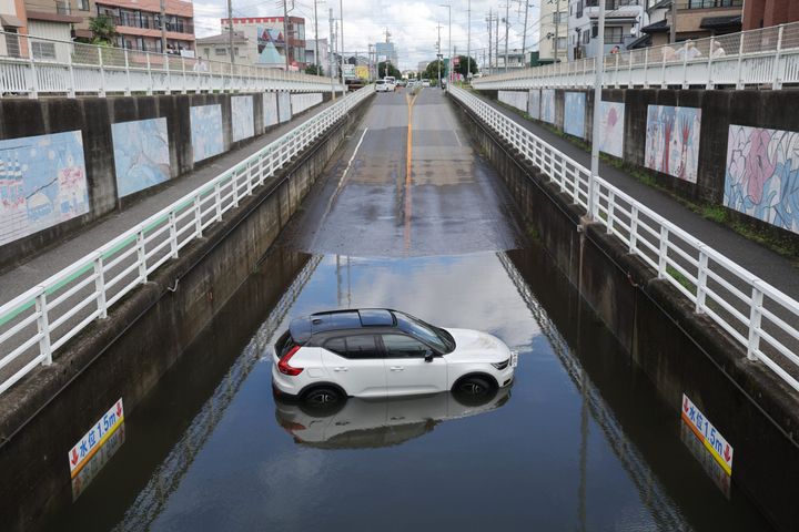 京成松戸線の下を通るアンダーパスが冠水し、水没した車（8月14日、千葉県鎌ケ谷市、時事通信フォト）