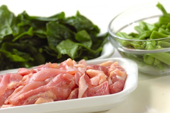 鶏肉とツルムラサキの卵炒めの下準備1