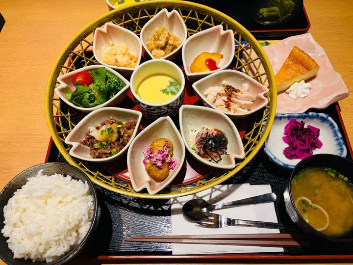 ランチタイムにおすすめ！豪華過ぎる和膳・しかもデザート付きですよ〜