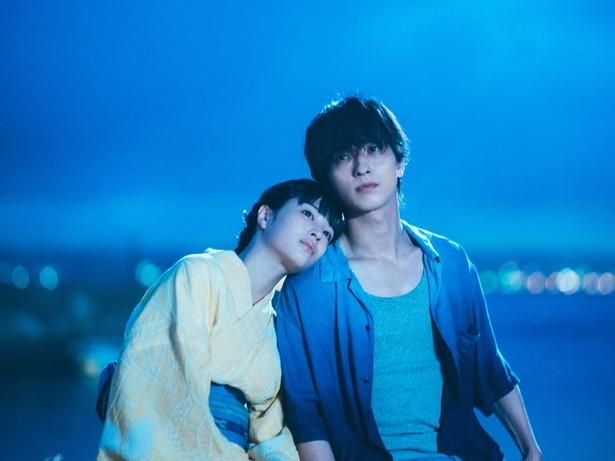 夜空を見上げながら寄り添う櫂(横浜流星さん)と暁海(広瀬すずさん)。物憂げな表情が切なさを漂わせる