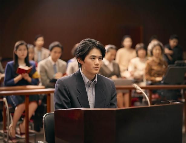法廷で証言する恵の元同僚、吉井隆(鈴鹿央士) [c]2026「ファーストボイス」製作委員会