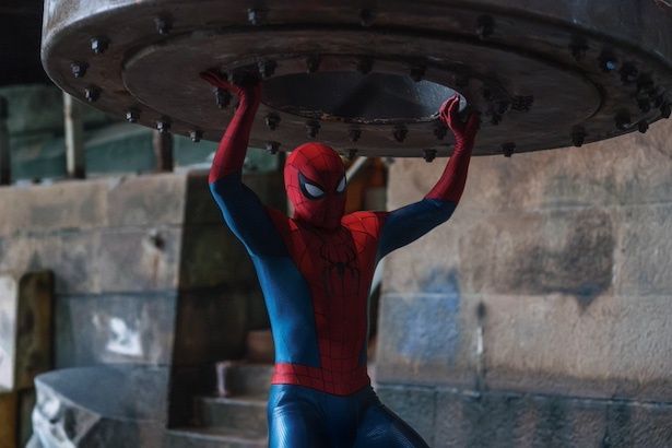 【写真】犯罪者たちを日々追い詰めながら孤独に暮らすピーター・パーカー＝スパイダーマン(トム・ホランド) MARVEL and all related character names: (C) & TM 2026 MARVE