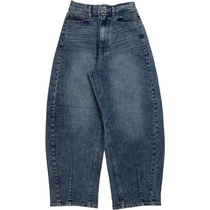 青いバレルシルエットのデニムパンツ